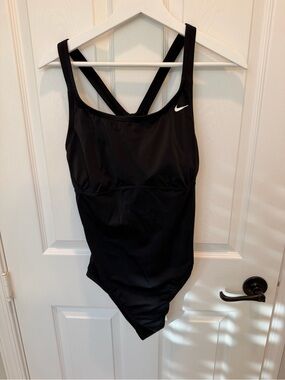 Nike women’s XL one piece bathing suit swim racer back black
